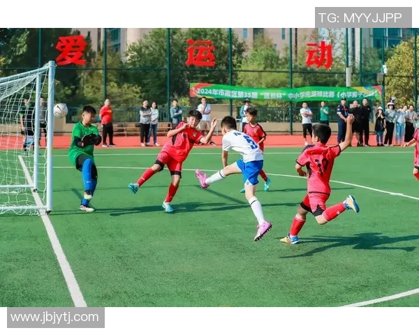 足球明星在绿茵场上的精彩瞬间展现运动魅力与激情的完美结合 足球明星在绿茵场上的精彩瞬间展现运动魅力与激情的完美结合